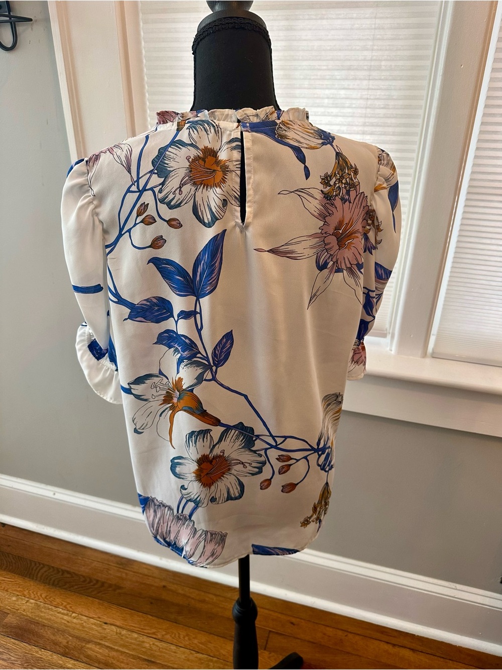 Nordstrom Gibson White Floral Ruffle Neck Short Sleeve Blouse with Blue & Tan